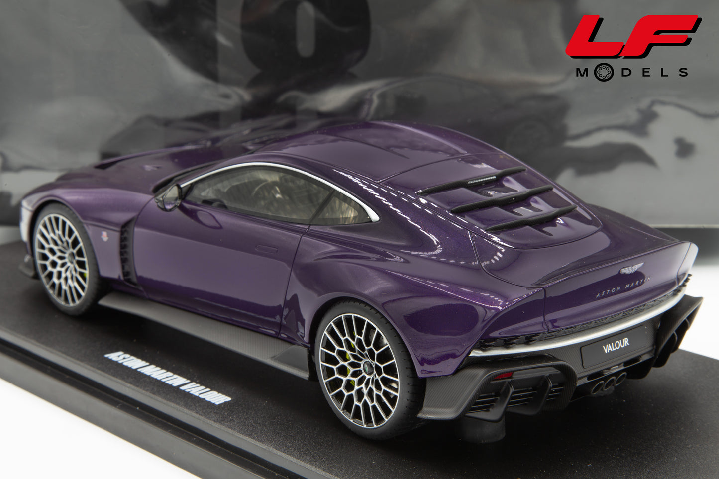 1:18 ASTON MARTIN VALOUR 2023 PURPLE GT944 - GT SPIRIT