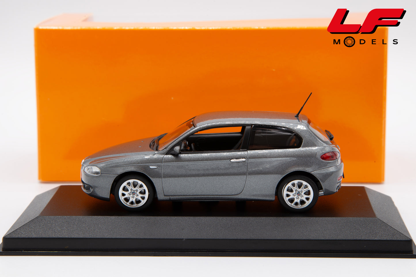 modellino alfa romeo 147 maxichamps 1:43 940120560 vista laterale