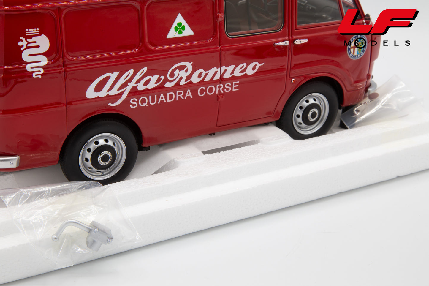 modellino alfa romeo f12 servizio corse laudoracing 1:18 LM219D vista oggetti