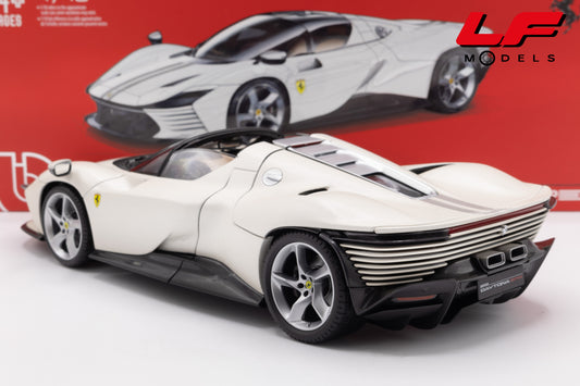 modellino ferrari daytona sp3 bianco burago 1:18 18-16912W vista posteriore