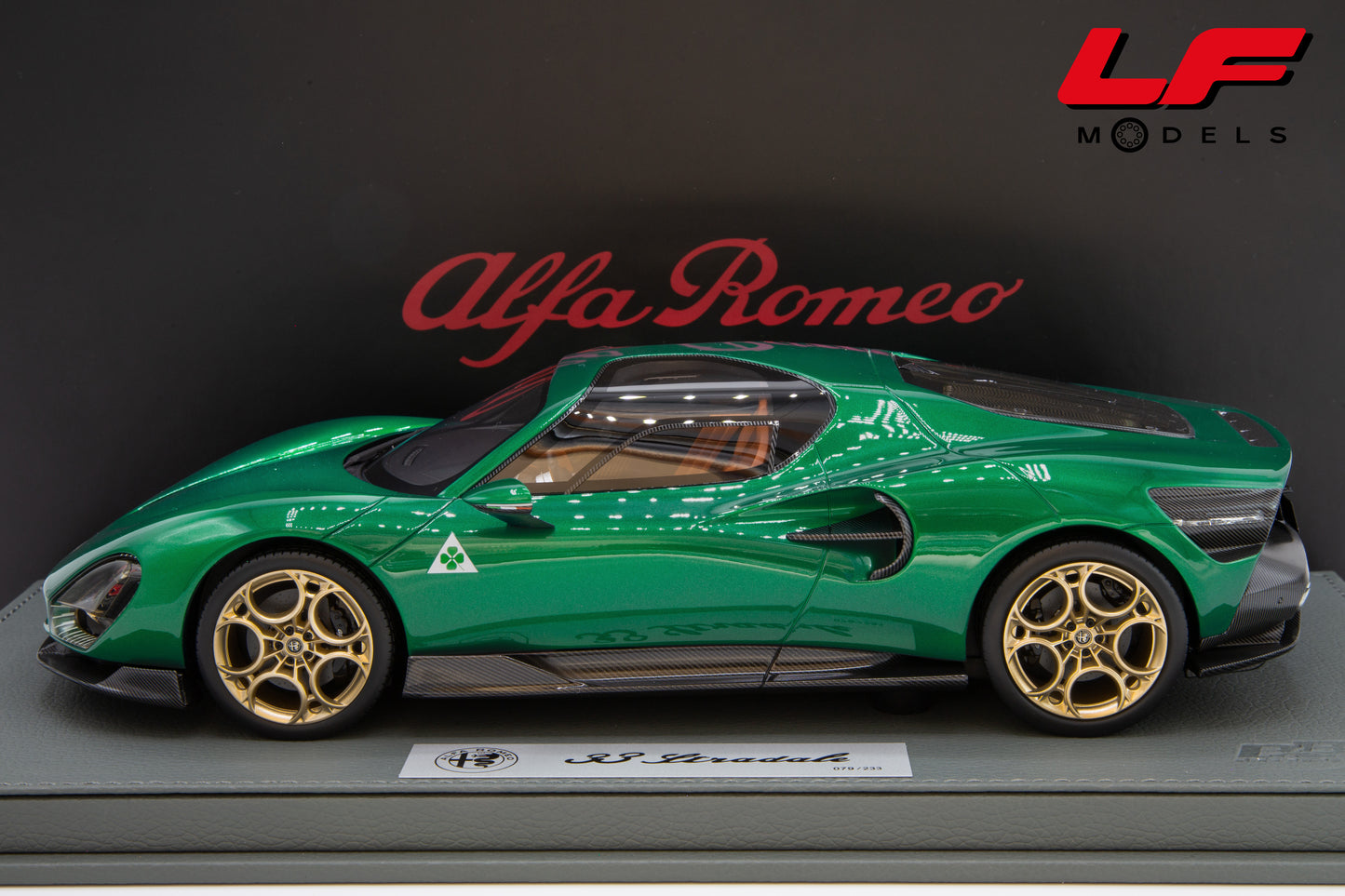 Modellino Alfa Romeo 33 Stradale BBR Models 1:18 vista laterale