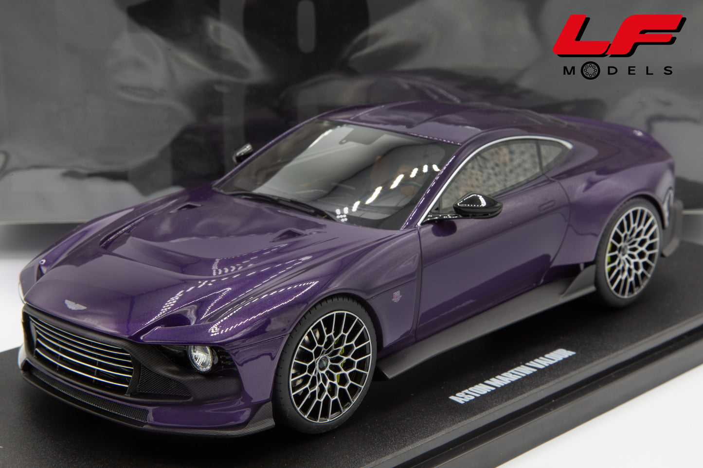 1:18 ASTON MARTIN VALOUR 2023 PURPLE GT944 - GT SPIRIT