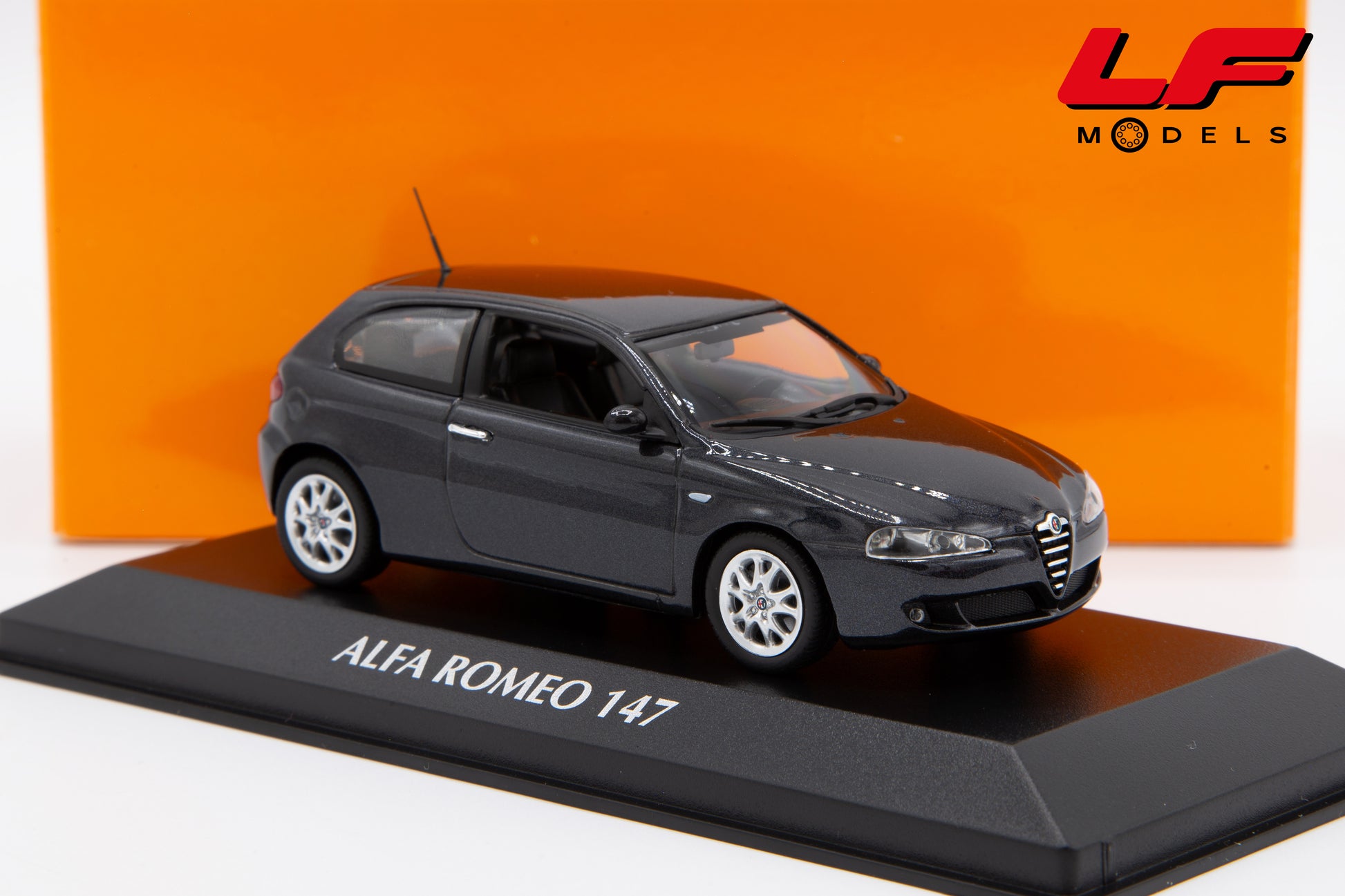 modellino alfa romeo 147 maxichamps 1:43 940120561 vista frontale