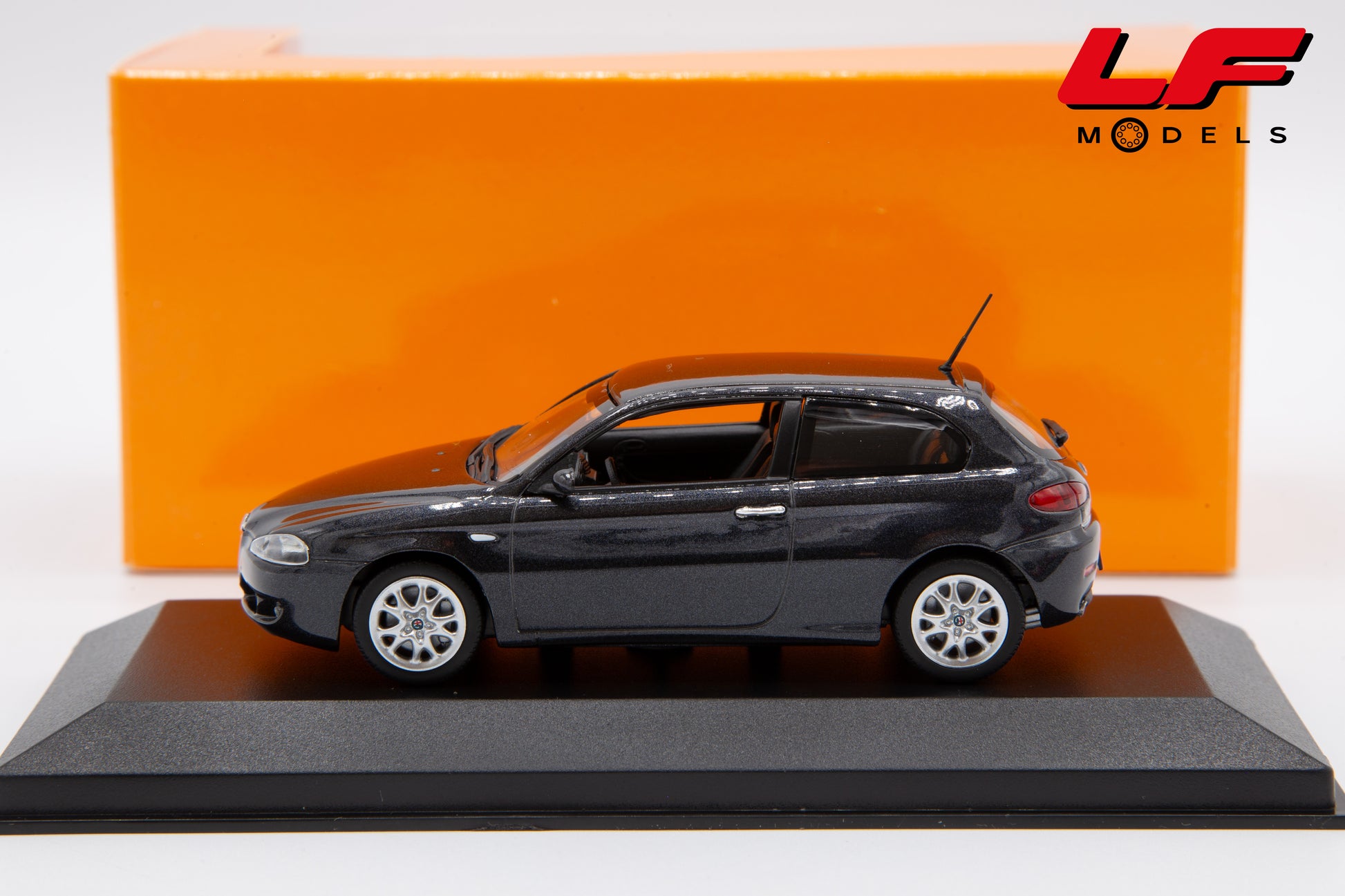modellino alfa romeo 147 maxichamps 1:43 940120561 vista laterale