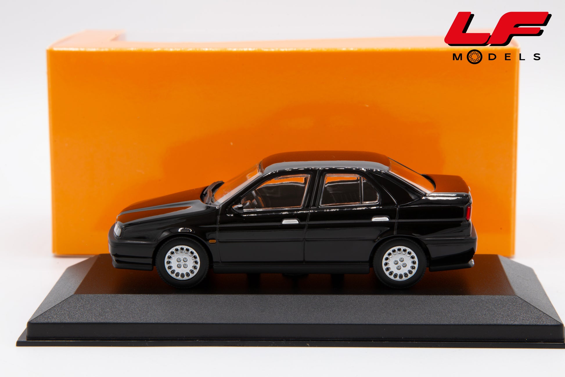 modellino alfa romeo 155 maxichamps 1:43 940120401 vista laterale