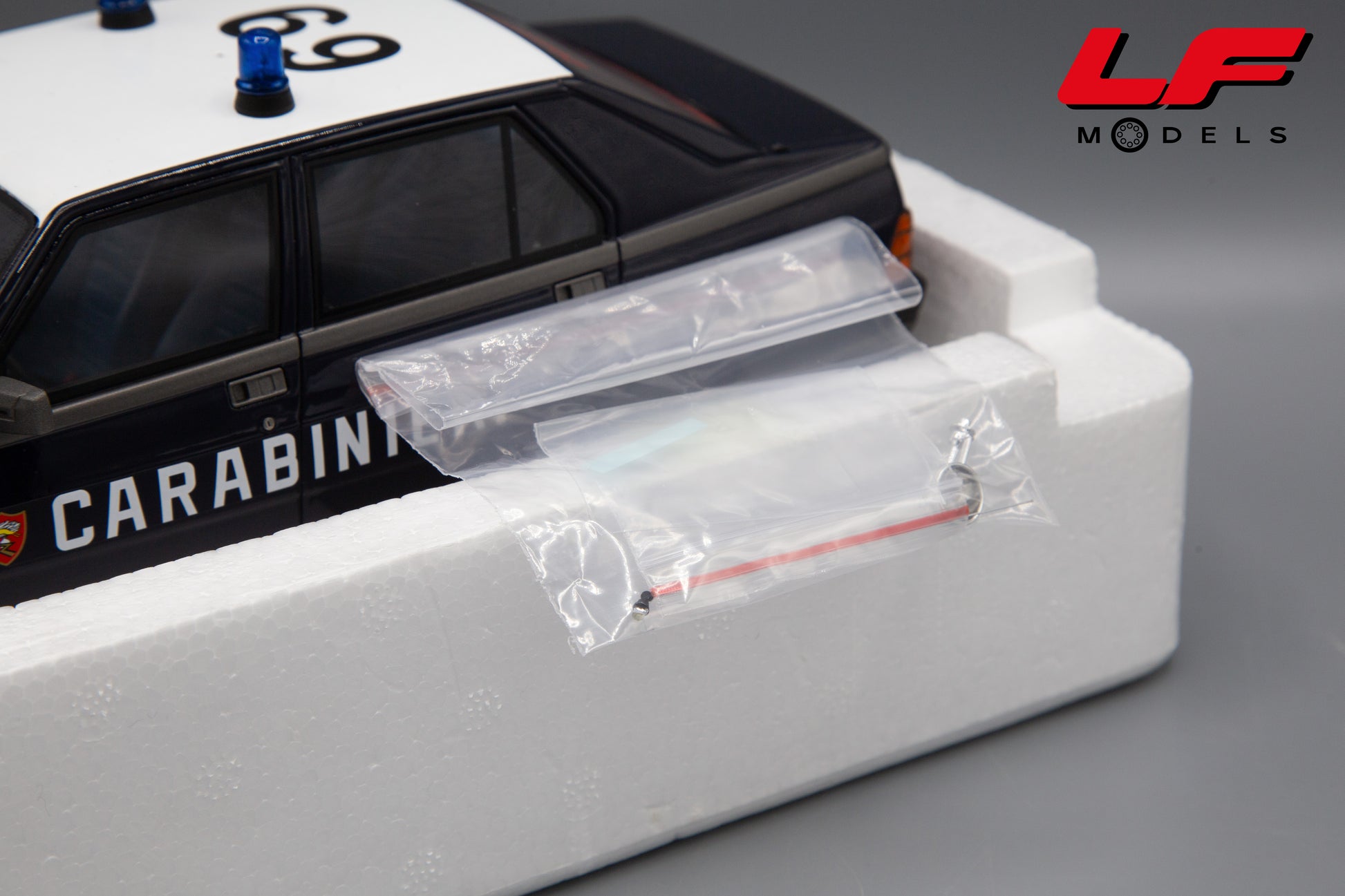 modellino alfa romeo 75 carabinieri laudoracing 1:18 LM187A-PO vista antenna