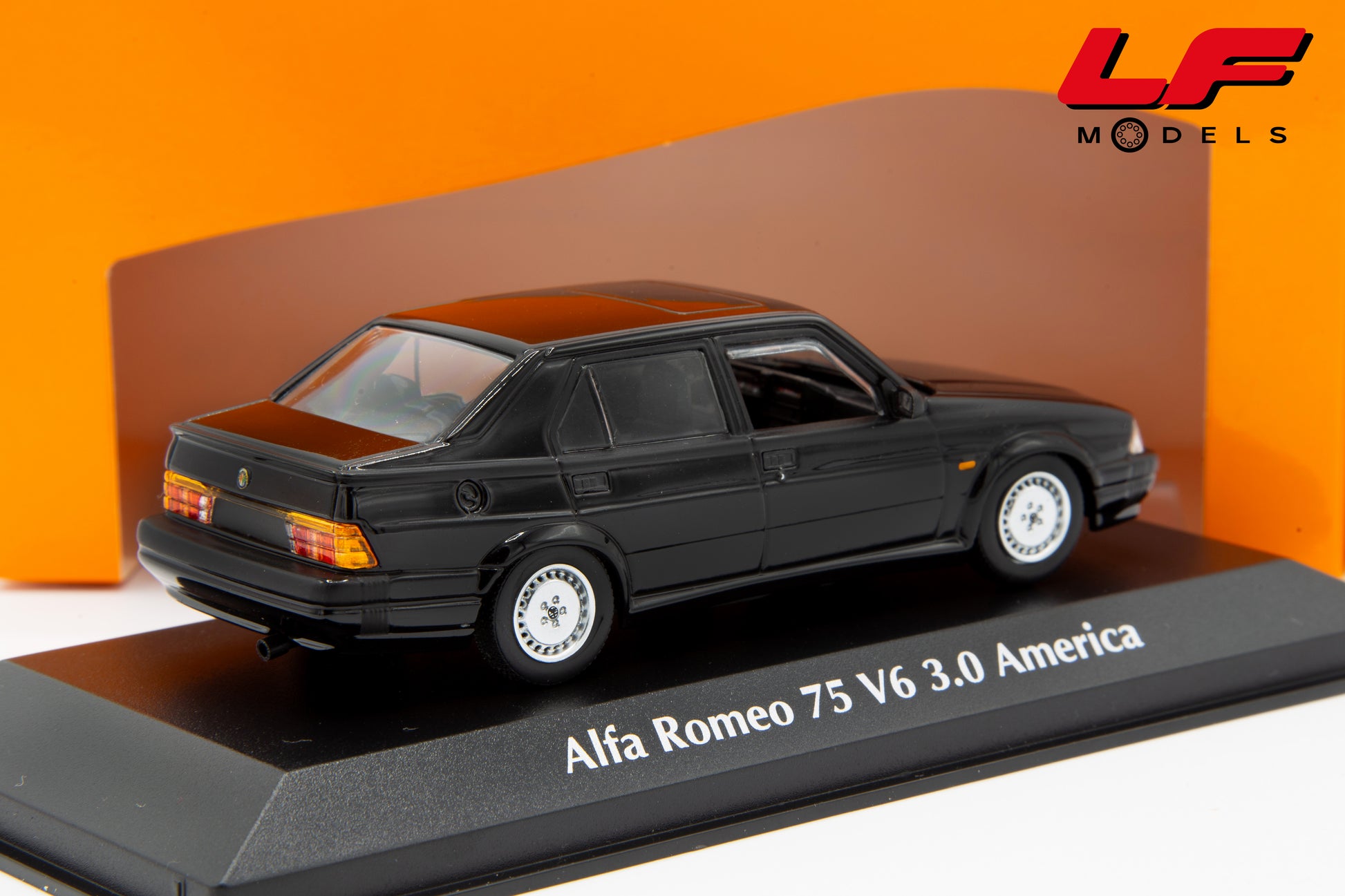 modellino alfa romeo 75 maxichamps 1:43 posteriore