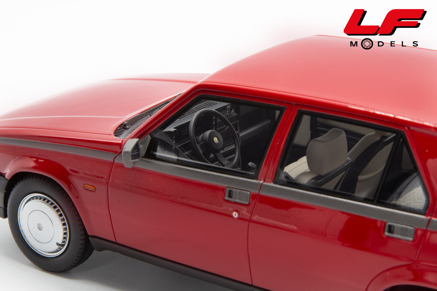 modellino alfa romeo 75 laudoracing 1:18 LM187A vista interni