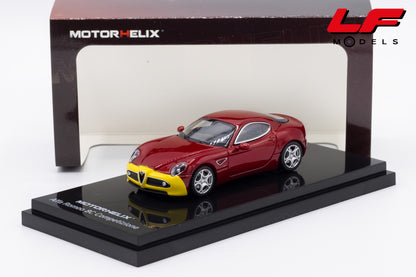 modellino alfa romeo 8c competizione rosso giallo motorhelix 1:64 M69064 vista frontale