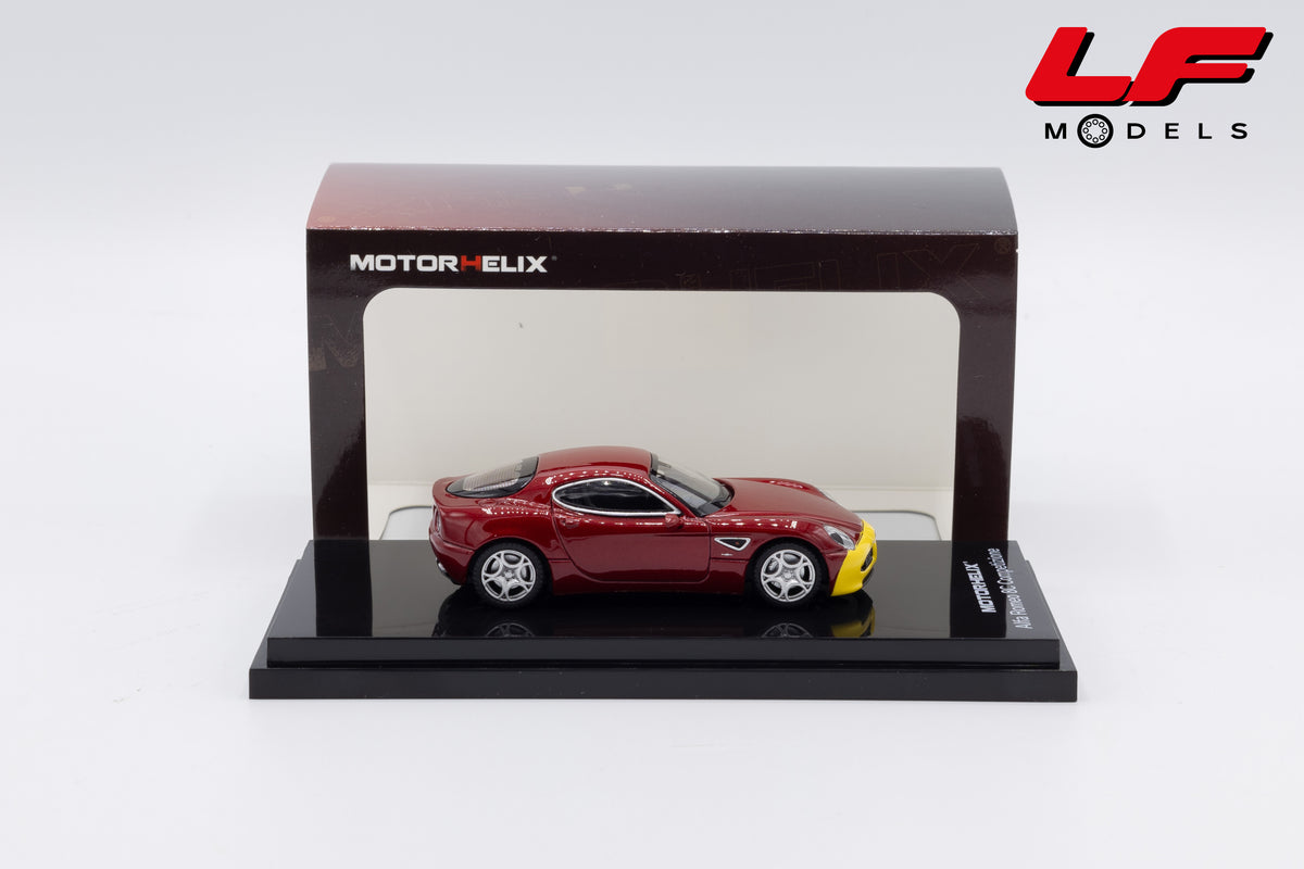 modellino alfa romeo 8c competizione rosso giallo motorhelix 1:64 M69064 vista laterale
