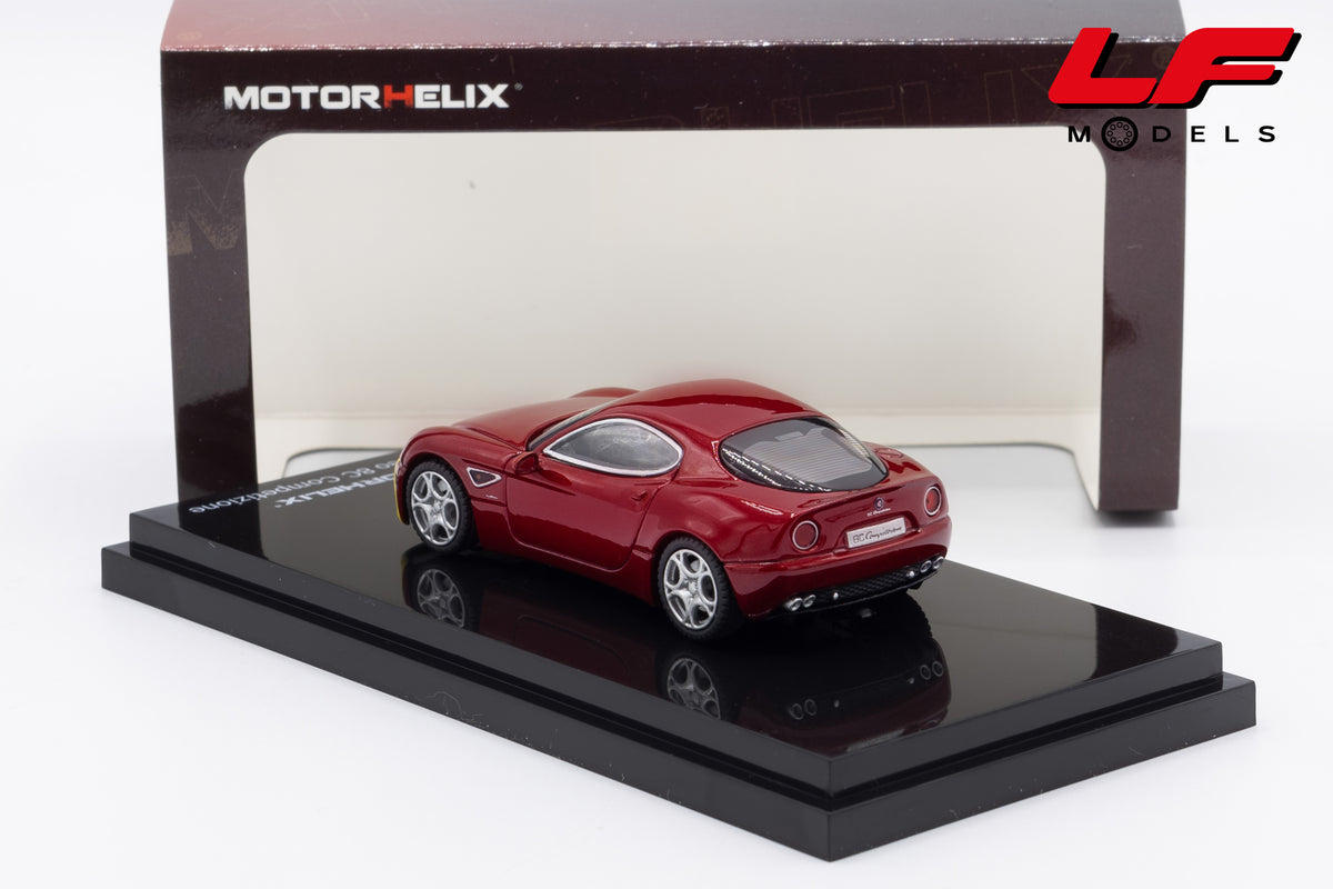 modellino alfa romeo 8c competizione rosso giallo motorhelix 1:64 M69064 vista posteriore
