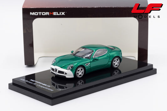 modellino alfa romeo 8c competizione verde bianco motorhelix 1:64 M69063 vista frontale