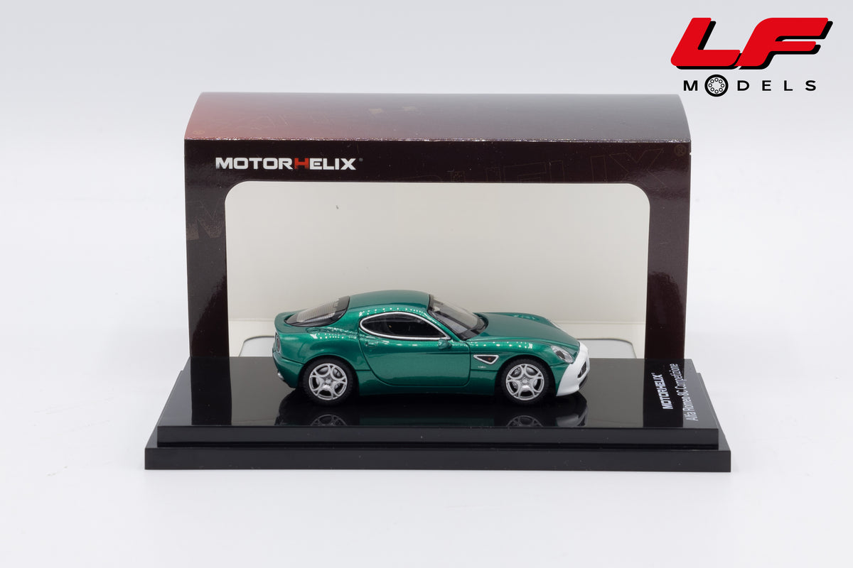 modellino alfa romeo 8c competizione verde bianco motorhelix 1:64 M69063 vista laterale