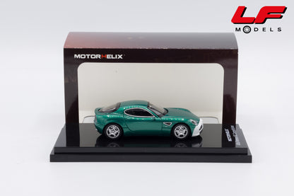 modellino alfa romeo 8c competizione verde bianco motorhelix 1:64 M69063 vista laterale