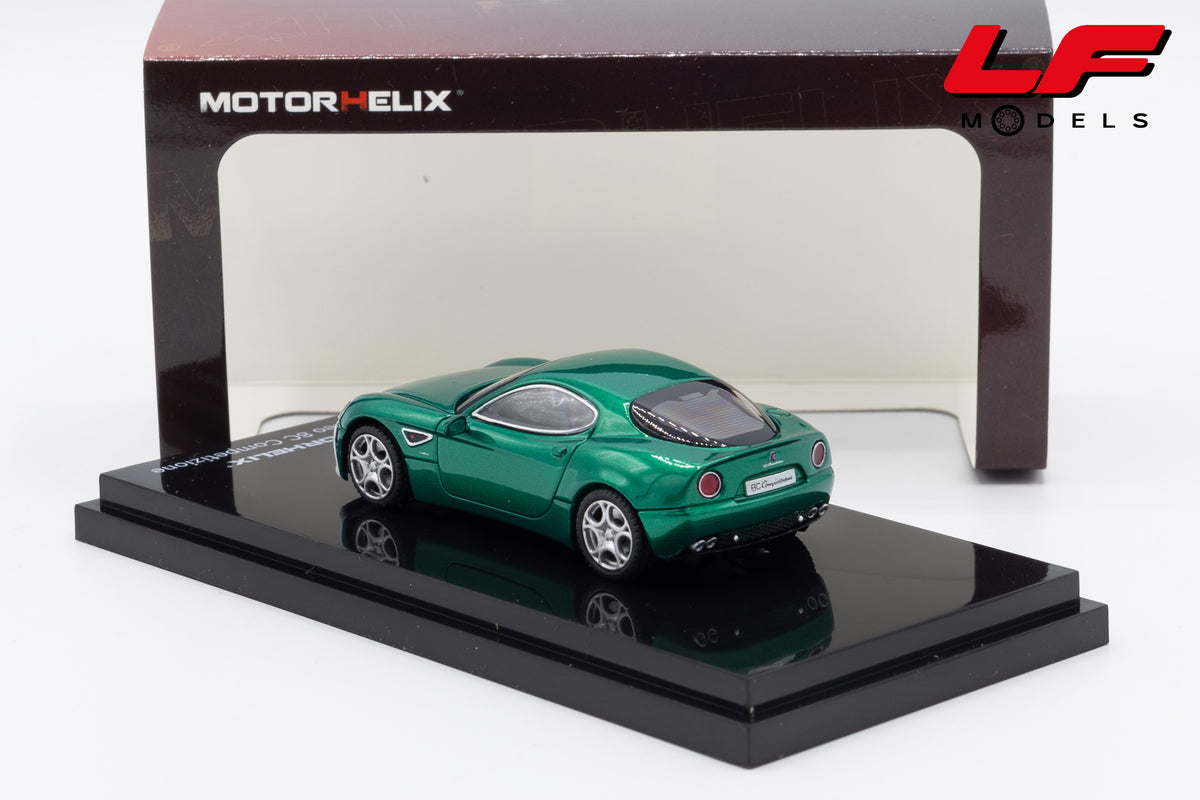 modellino alfa romeo 8c competizione verde bianco motorhelix 1:64 M69063 vista posteriore