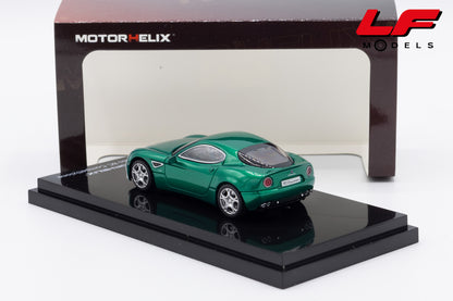 modellino alfa romeo 8c competizione verde bianco motorhelix 1:64 M69063 vista posteriore