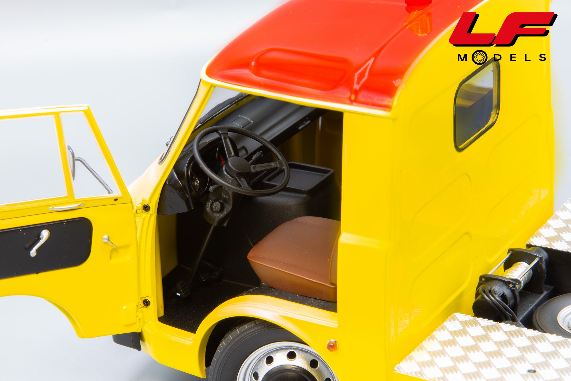 modellino alfa romeo a12 mitica 1:18 interni