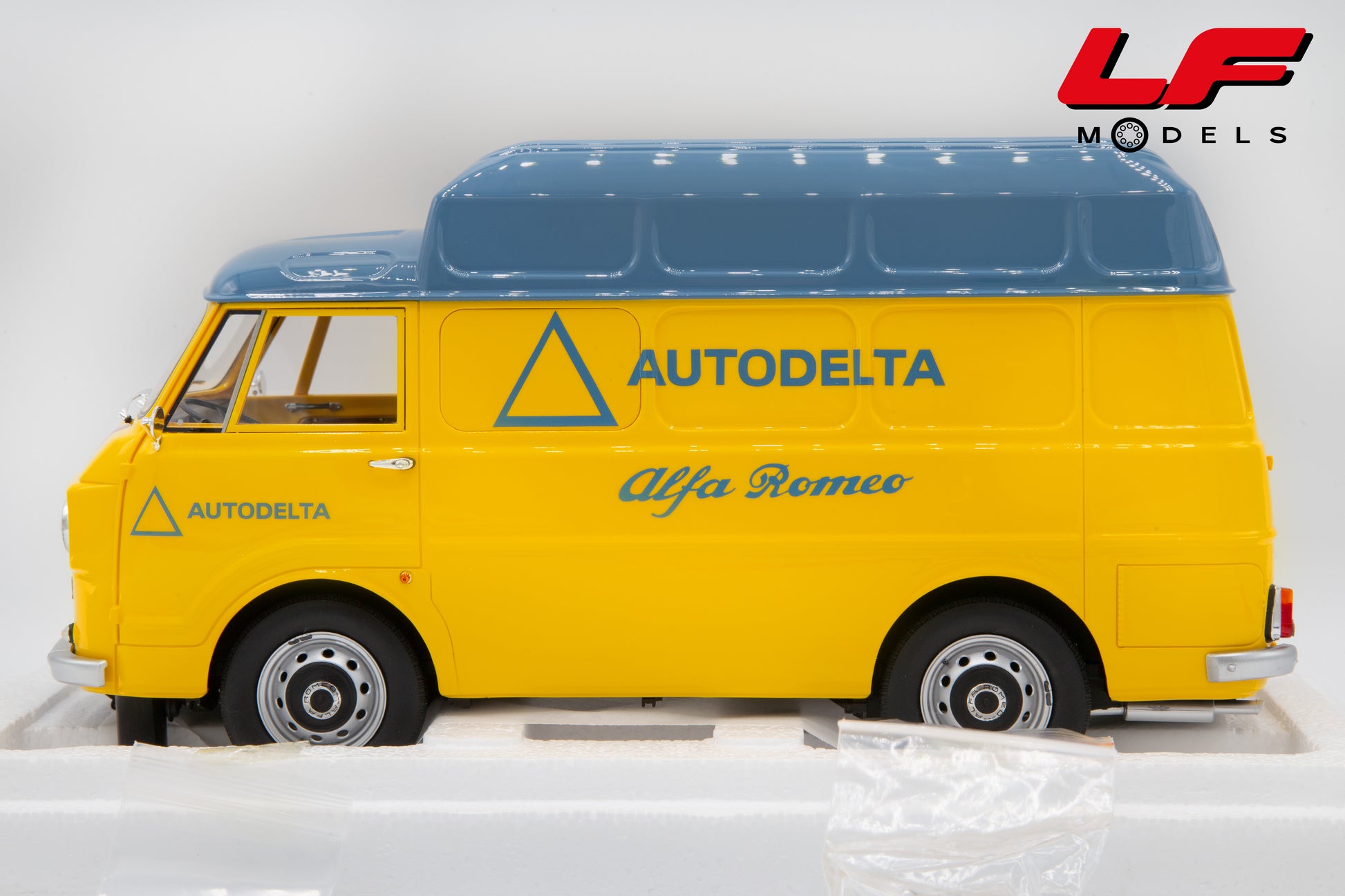 modellino alfa romeo f12 autodelta laudoracing 1:18 LM219F vista laterale