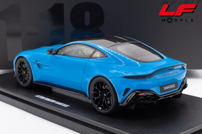 modellino aston martin vantage elwood blue gt spirit 1:18 GT1008 vista posteriore
