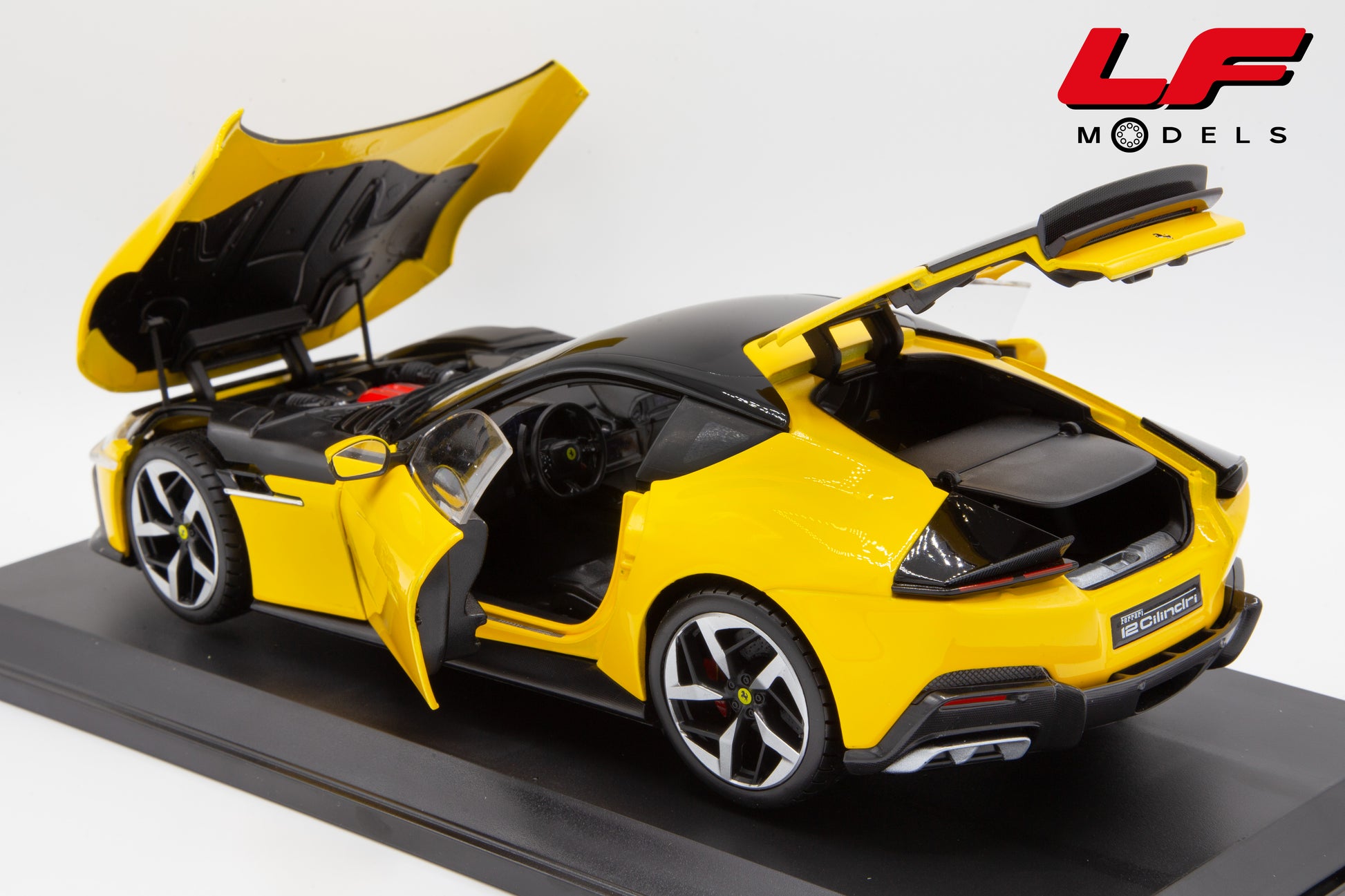 modellino ferrari 12 cilindri polistil 1:18 posteriore aperto