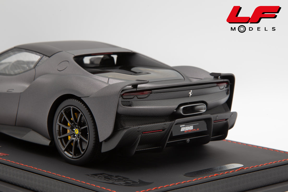 modellino ferrari 296 speciale grigio silverstone opaco bbr 1:18 P18269E1 vista posteriore