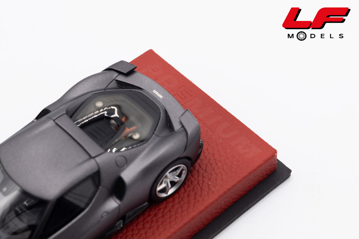 modellino ferrari 296 speciale grigio silverstone opaco bbr 1:43 BBRC323EPRE vista scritta premium edition