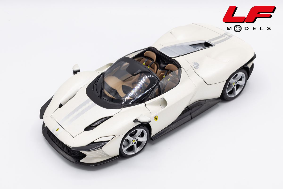 modellino ferrari daytona sp3 bianco burago 1:18 18-16912W vista frontale
