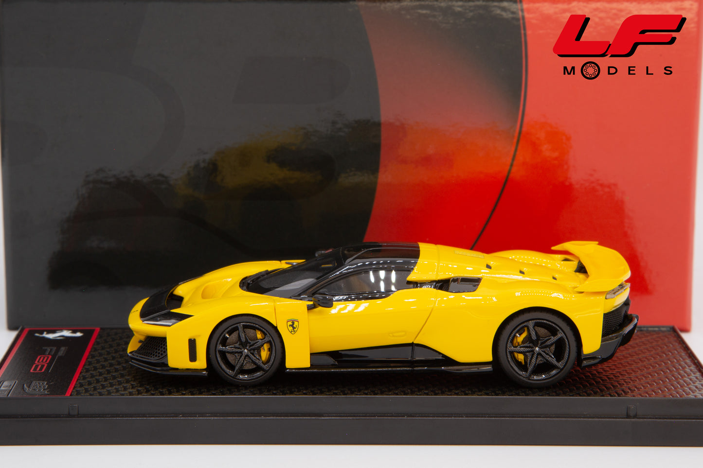 modellino ferrari f80 giallo modena bbr 1:43 BBRC305B1 vista laterale