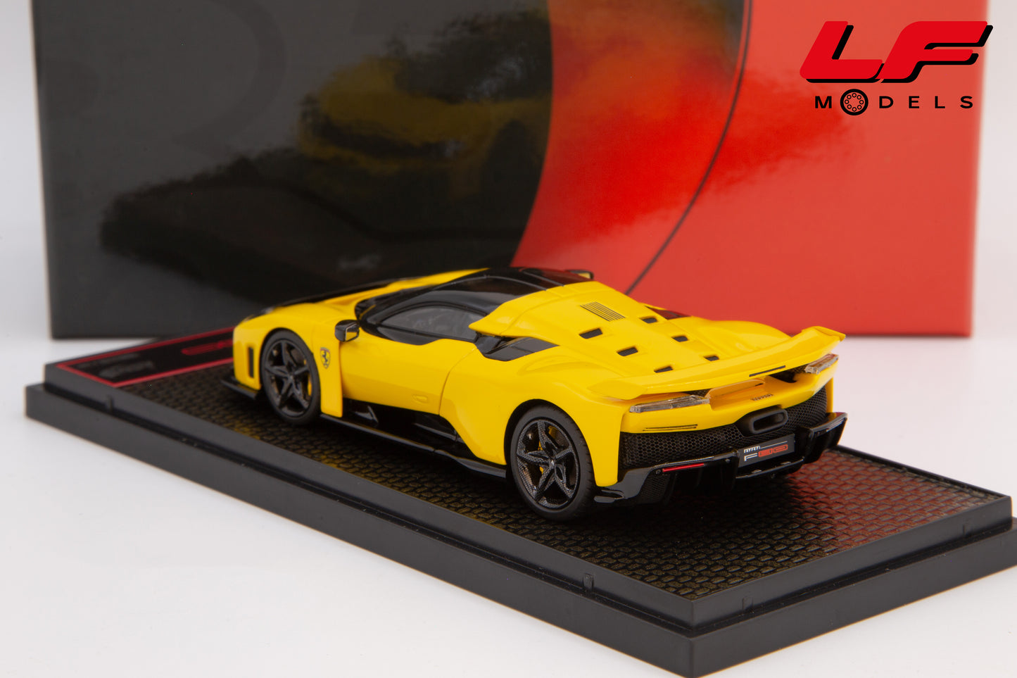 modellino ferrari f80 giallo modena bbr 1:43 BBRC305B1 vista posteriore