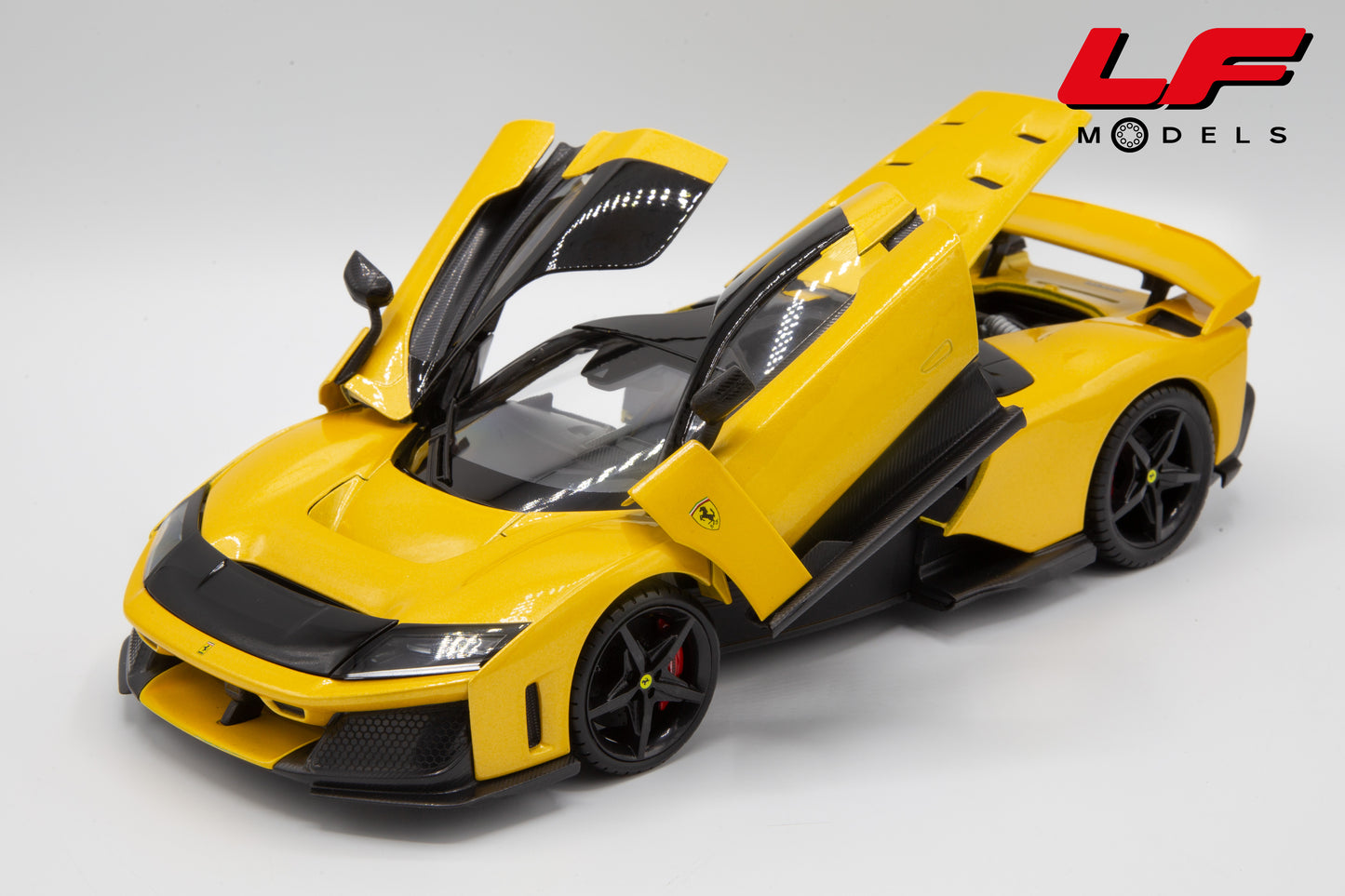 modellino ferrari f80 giallo tristrato burago 1:18 18-16920-YEL vista frontale aperto