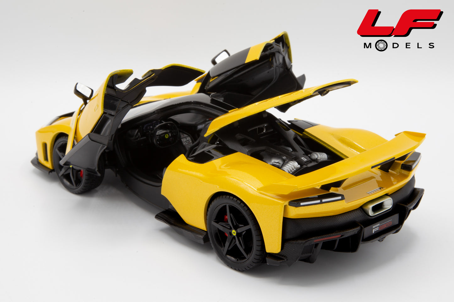 modellino ferrari f80 giallo tristrato burago 1:18 18-16920-YEL vista posteriore aperto