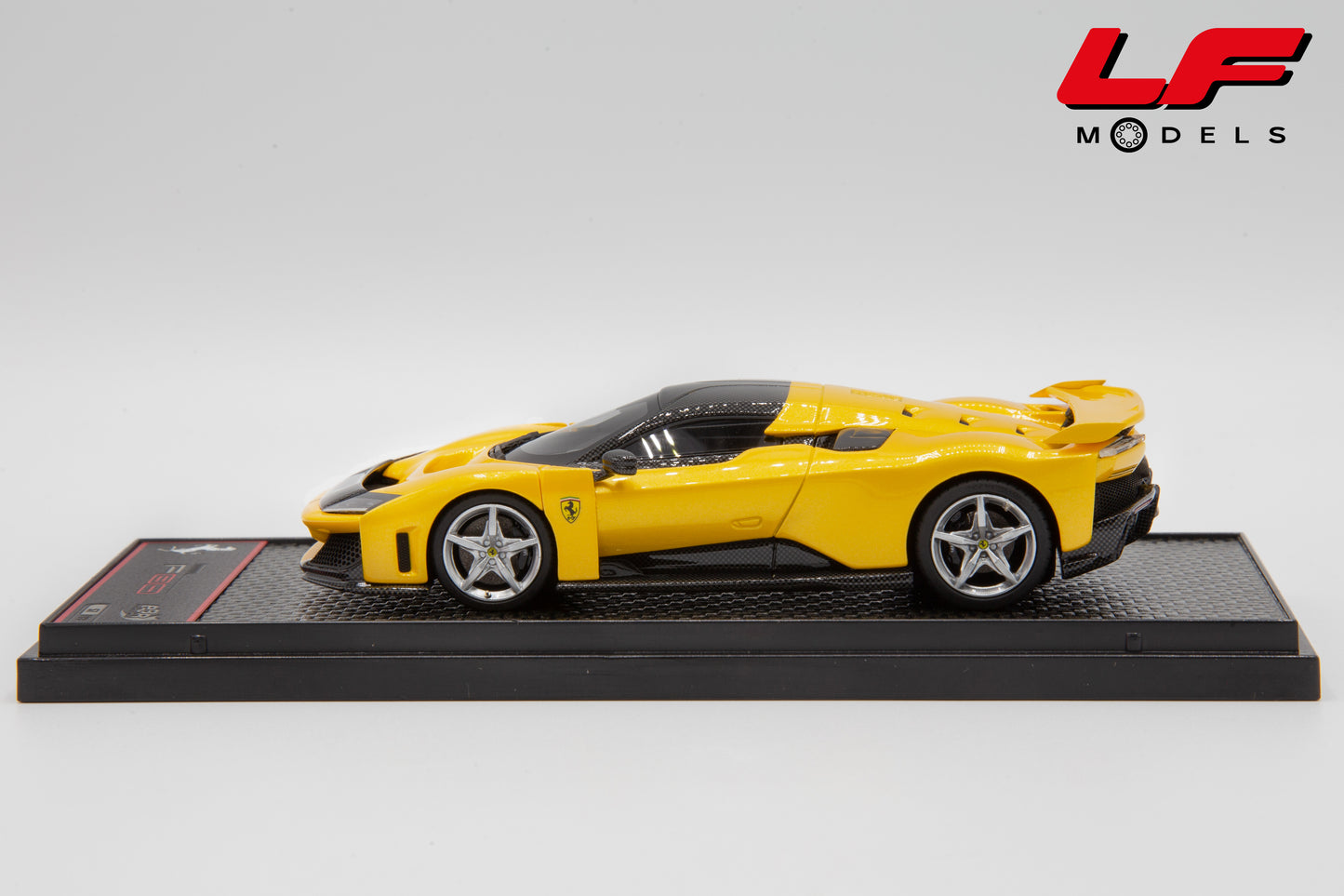 modellino ferrari f80 giallo tristrato con cerchi argento bbr 1:43 laterale