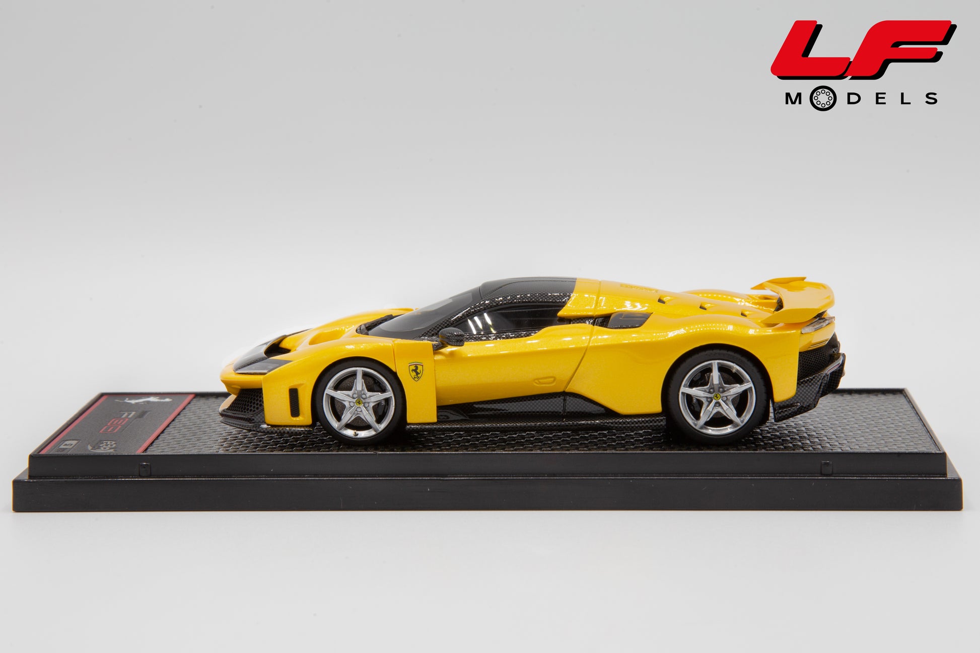 modellino ferrari f80 giallo tristrato con cerchi argento bbr 1:43 laterale
