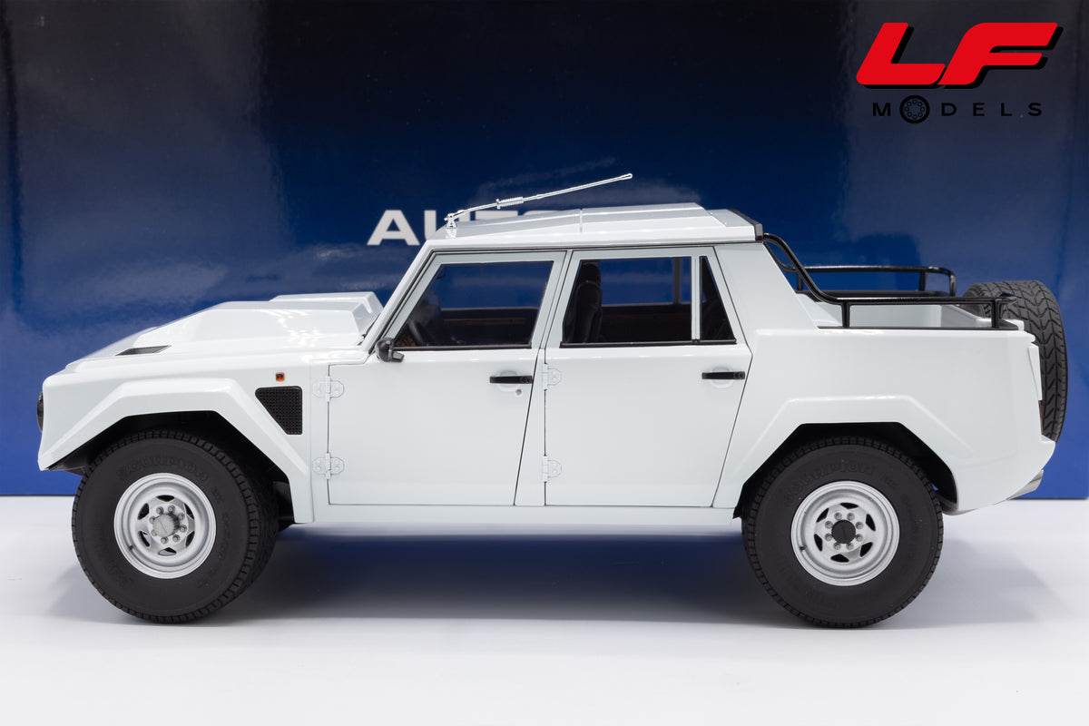 modellino lamborghini lm002 bianco autoart 1:18 74549 vista laterale