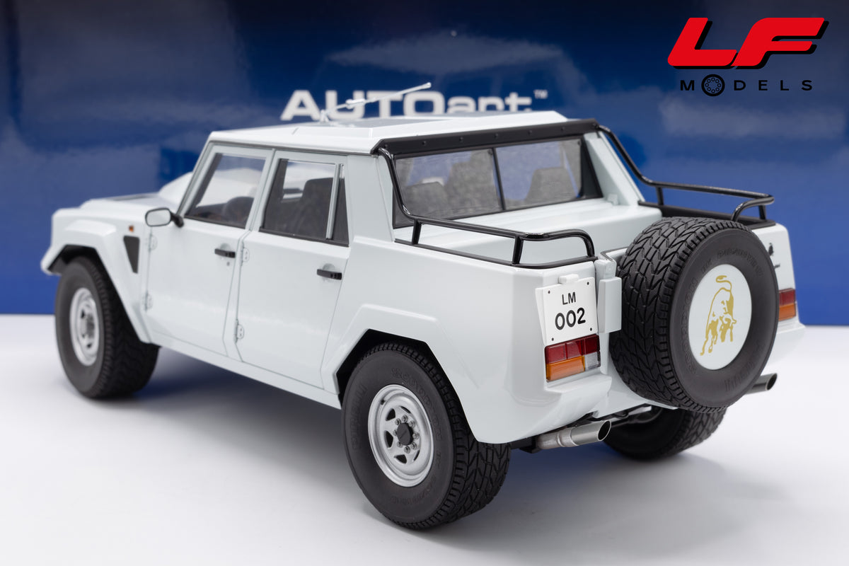 modellino lamborghini lm002 bianco autoart 1:18 74549 vista posteriore