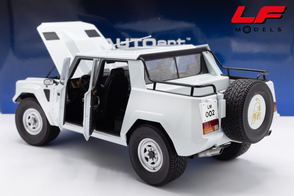 modellino lamborghini lm002 bianco autoart 1:18 74549 vista posteriore