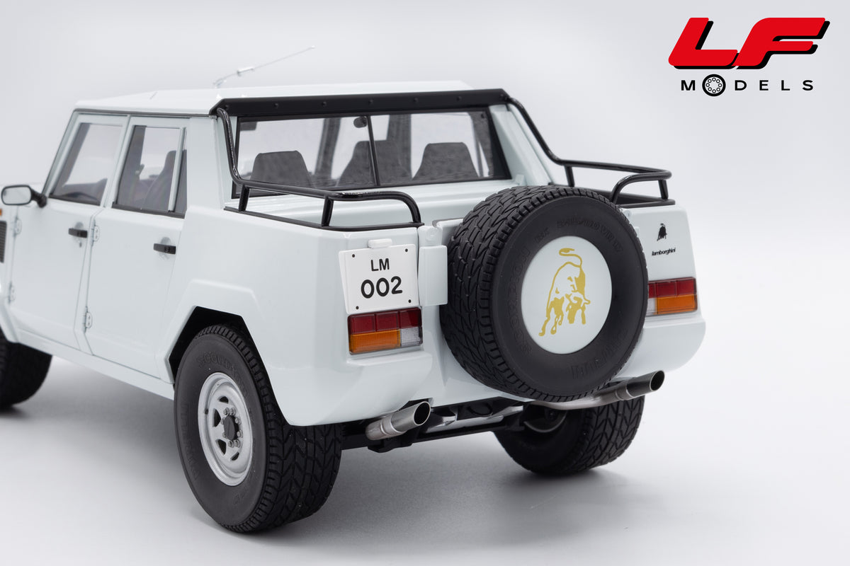 modellino lamborghini lm002 bianco autoart 1:18 74549 vista posteriore