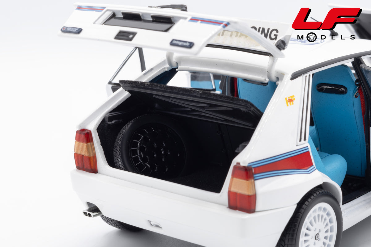 modellino lancia delta hf integrale martini 6 bianco kyosho 1:18 08344E vista baule
