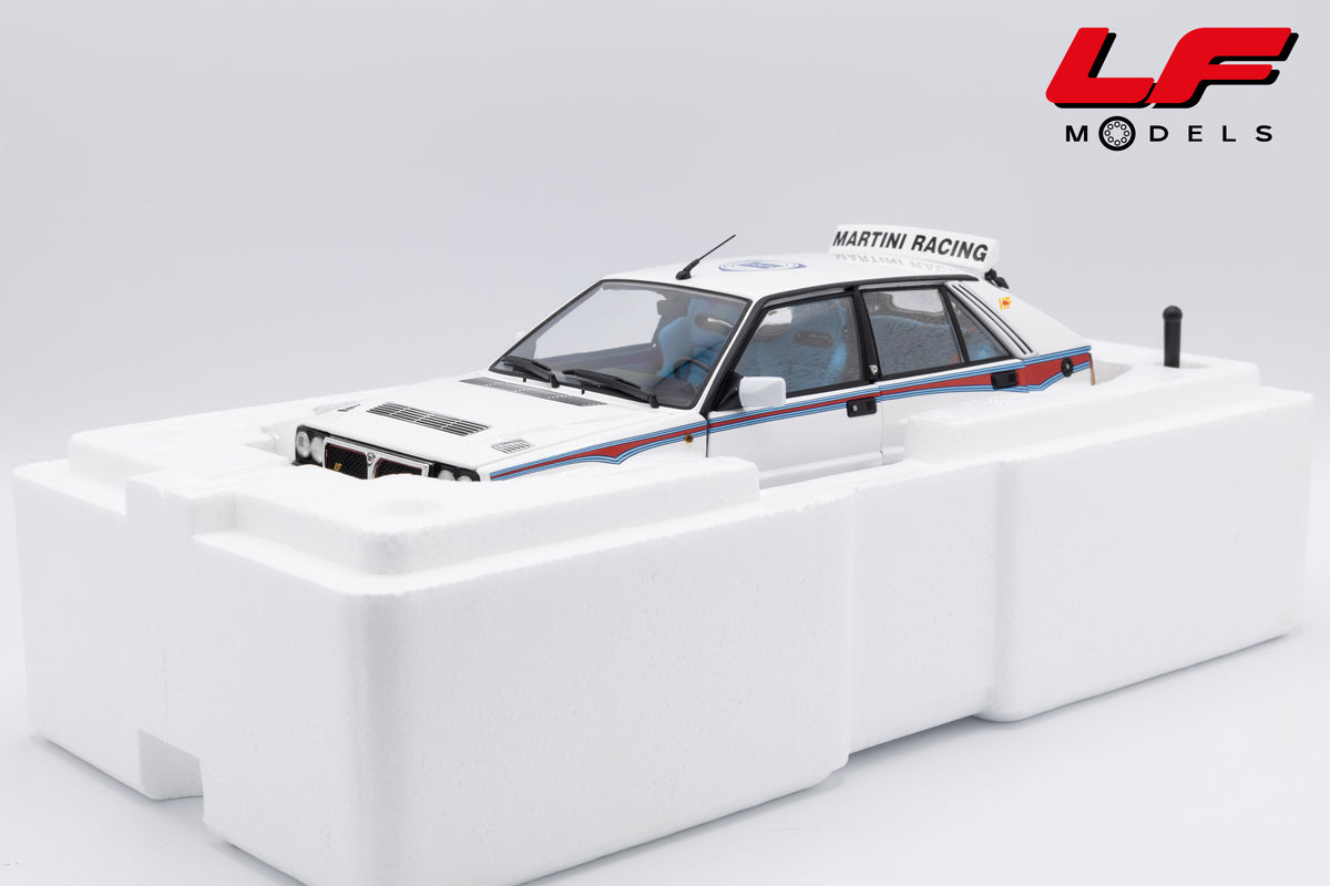 modellino lancia delta hf integrale martini 6 bianco kyosho 1:18 08344E vista imballo