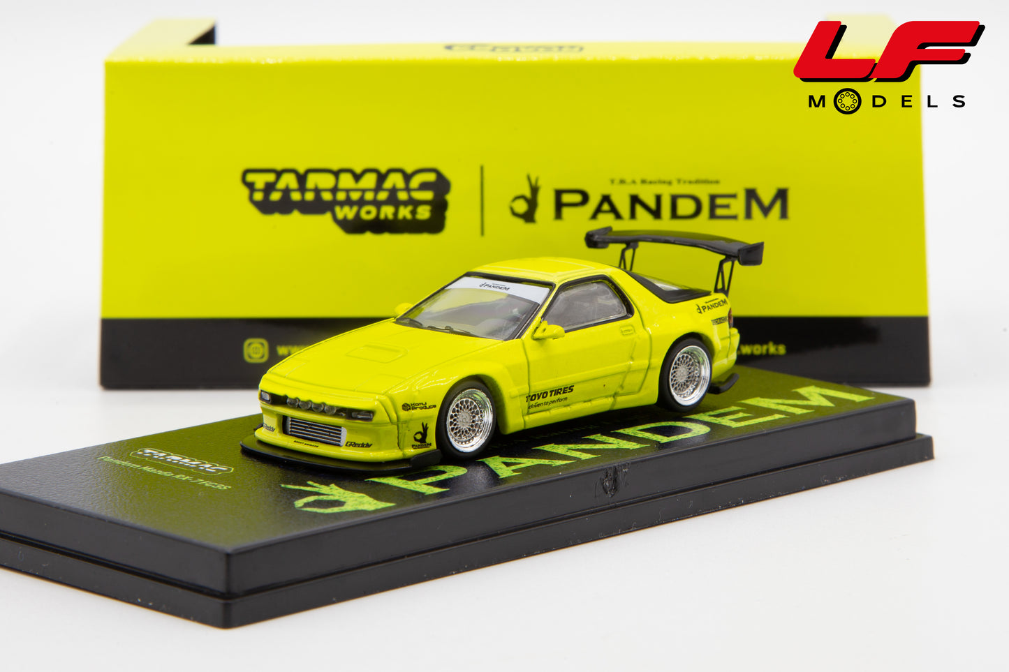 modellino mazda rx-7 pandem tarmac 1:64 T64R-066-YL vista frontale