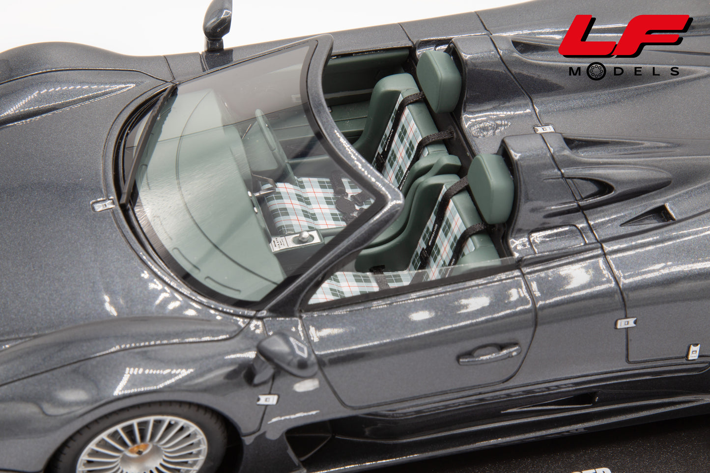 modellino mercedes clk gtr roadster gt spirit 1:18 interni