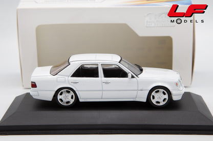 modellino mercedes e60 amg bianco solido 1:43 4313205 vista laterale