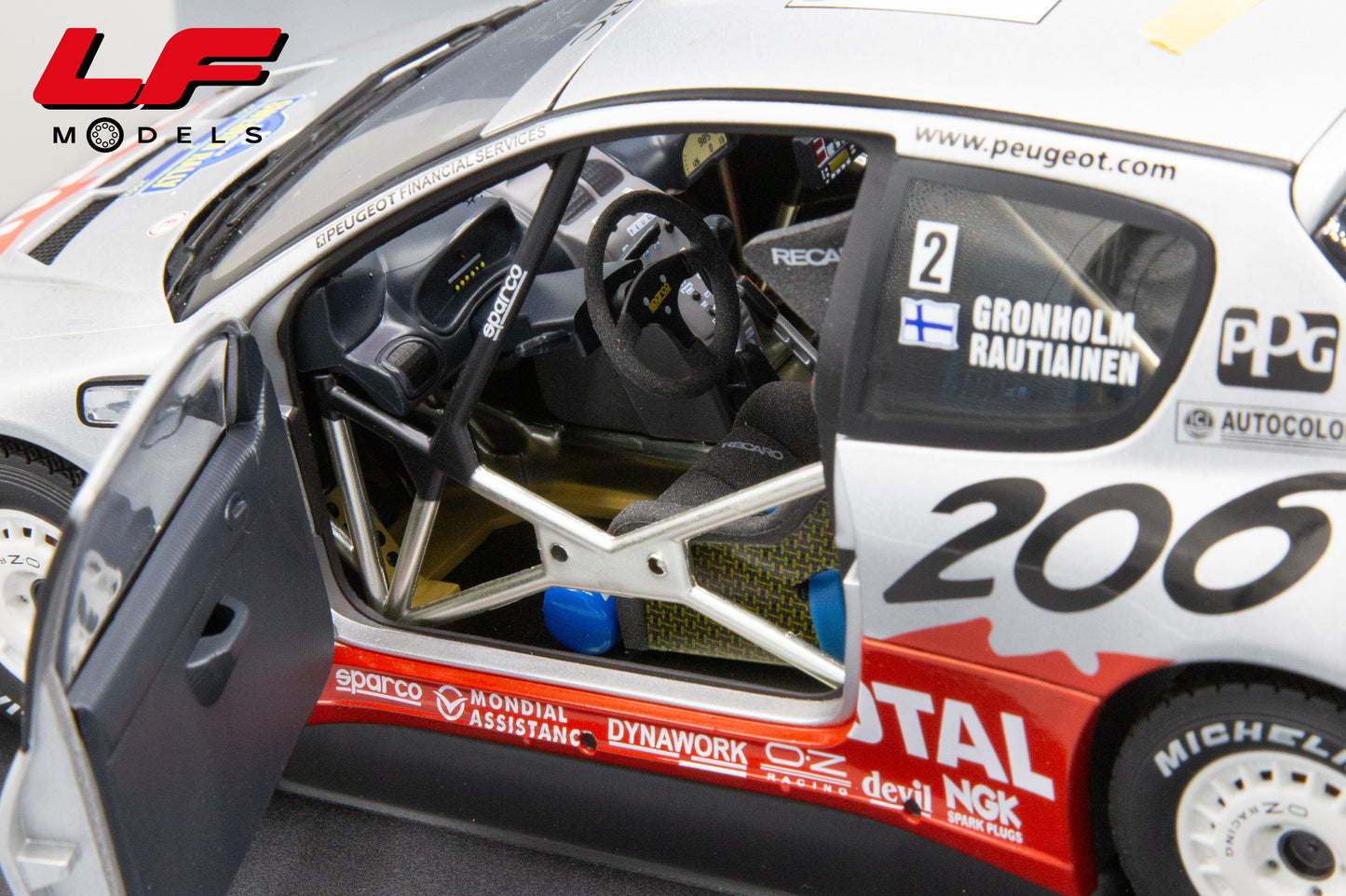 modellino peugeot 206 rally autoart 1:18 interni