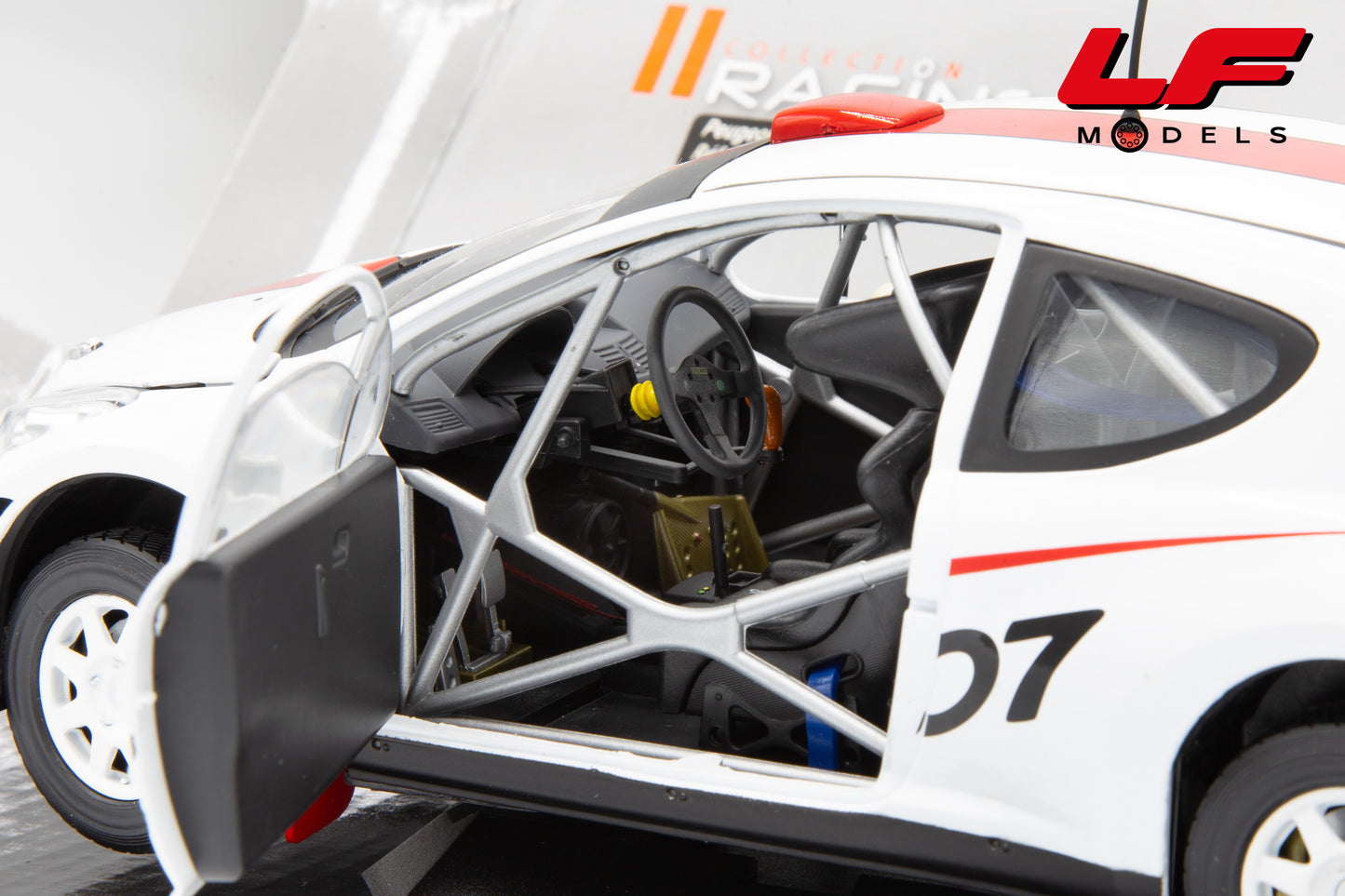 modellino peugeot 207 solido 1:18 interni