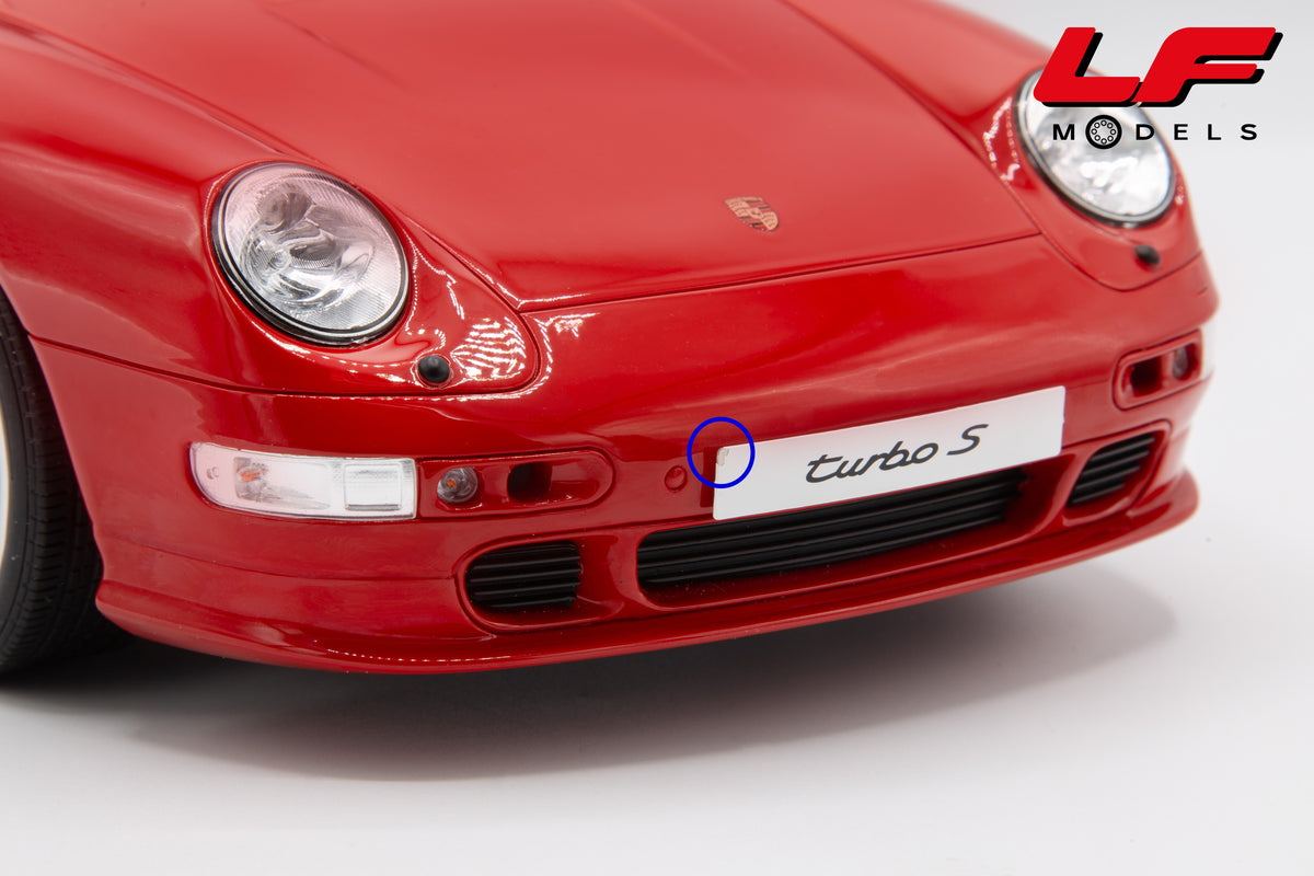 modellino porsche 911 993 turbo s rosso gt spirit 1:12 GT556 vista difetto targa