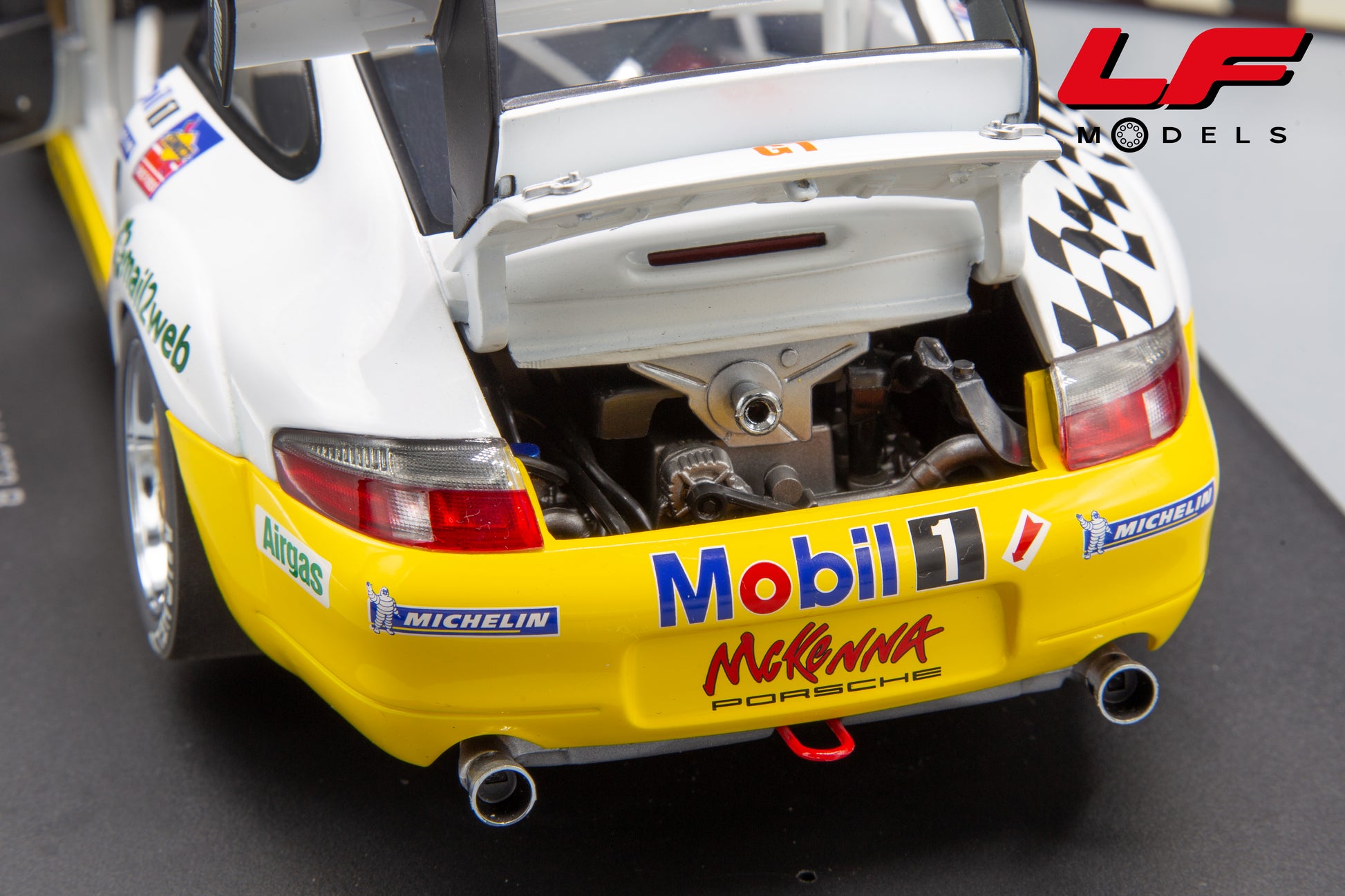 modellino porsche 911 gt3r 12h sebring autoart 1:18 motore